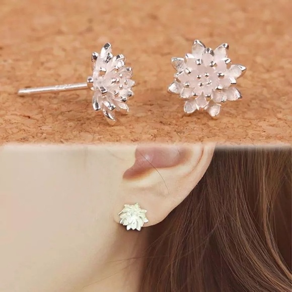 NEW!๐๐LOTUS! SO ADORABLE!๐๐SILVER PLATED STUDS - Picture 4 of 13